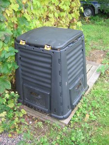 675px-Plastic_garden_compost